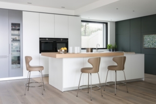 La cucina bianca di Villa Arà ben si abbina al parquet della collezione Dream di Woodco, con finitura Rovere Canapa. Foto Paolo Riolzi
