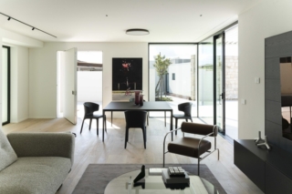 Una villa siciliana con parquet Woodco in tavole di diverse dimensioni per dare ritmo agli spazi