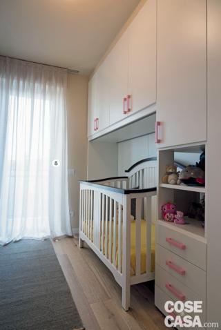 cameretta, lettino con sponde alte, armadio a ponte in laccato bianco opaco, finestra, tendaggi bianchi, passatoia, parquet cameretta, lettino con sponde alte, armadio a ponte in laccato bianco opaco, finestra, tendaggi bianchi, passatoia, parquet