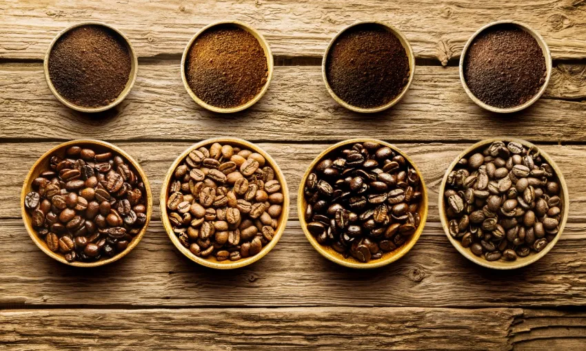 Varietà diverse di chicchi di caffè
