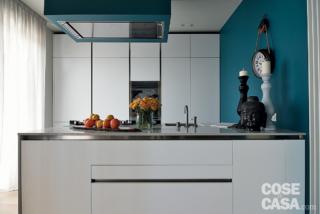 La penisola della cucina, sul lato rivolto verso il living, contiene nel suo volume un tavolo pieghevole ed estrabile. Quando è chiuso il piano risulta del tutto invisibile, è a ingombro zero; quando viene aperto, si allunga in due diverse misure per ospitare due o quattro persone. La penisola della cucina, sul lato rivolto verso il living, contiene nel suo volume un tavolo pieghevole ed estrabile. Quando è chiuso il piano risulta del tutto invisibile, è a ingombro zero; quando viene aperto, si allunga in due diverse misure per ospitare due o quattro persone.