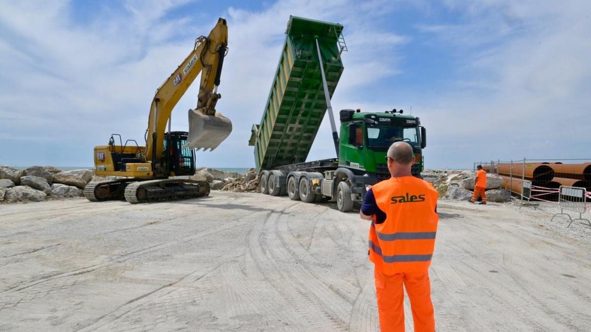 Darsena Europa, lavori avanti tutta. E’ pronta la prima vasca di colmata