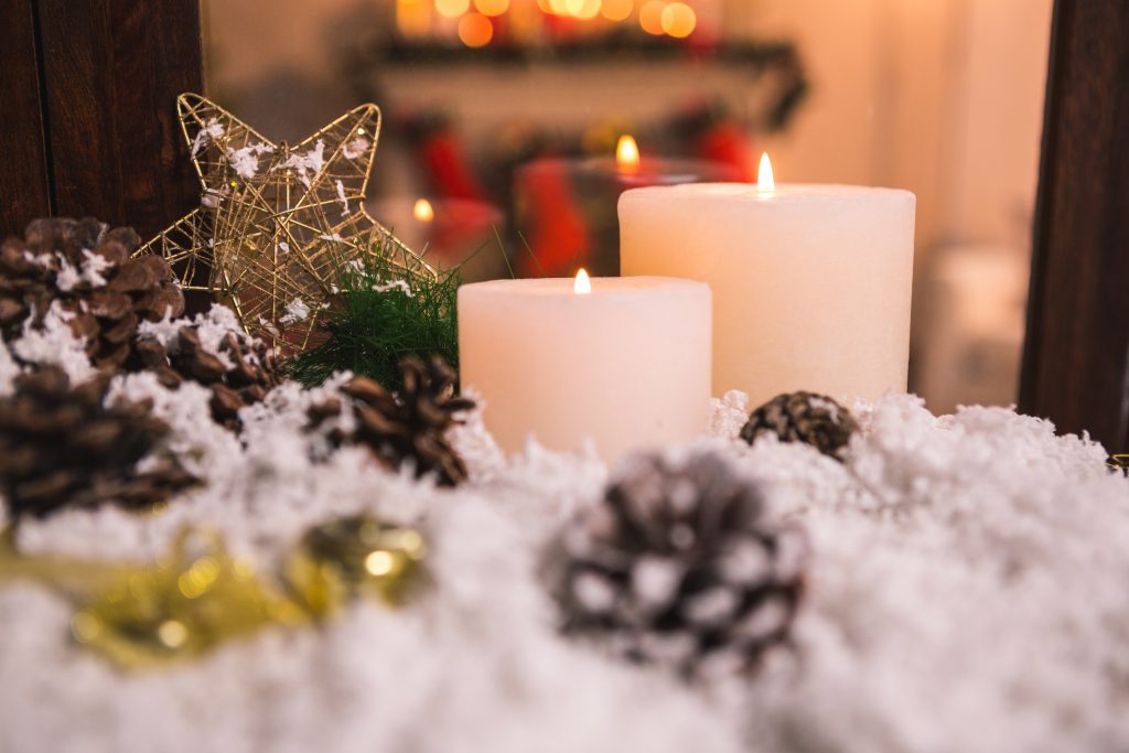 Ghirlande, candele e luci: creare angoli accoglienti per le feste