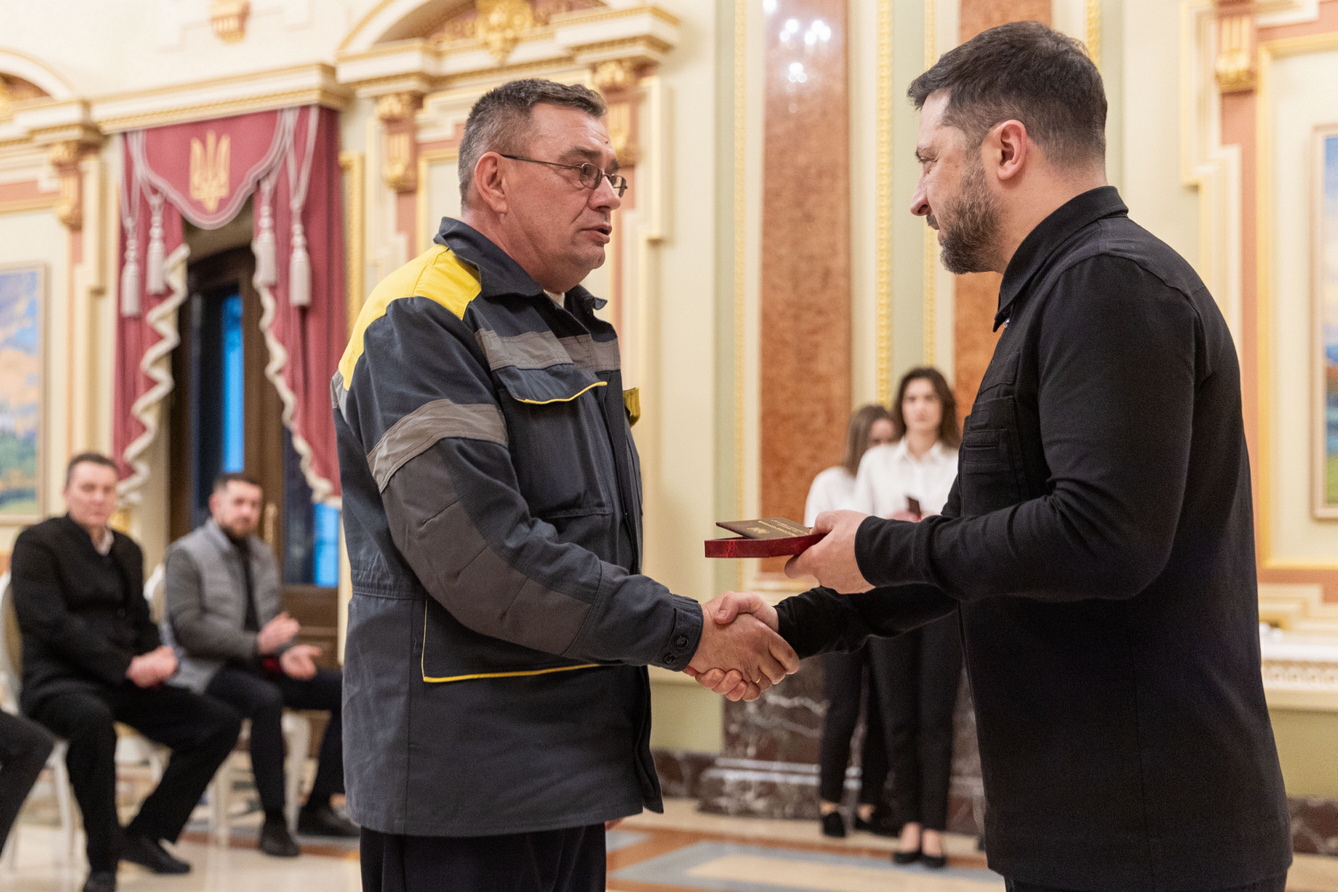 У нас є світло, бо його забезпечили українські енергетики