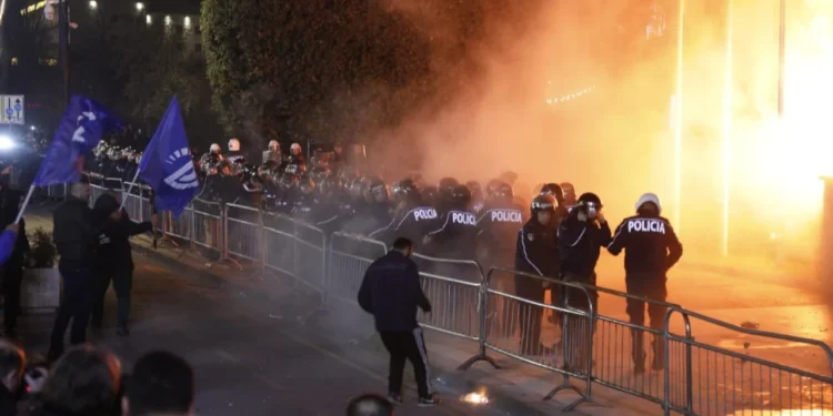 Molotovët para Kryeministrisë, shoqërohen në polici 10 protestues