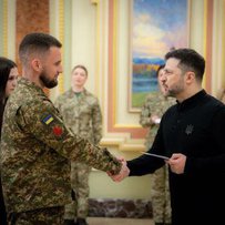 Президент вручив сертифікати на отримання квартир Героям України та рідним загиблих Героїв