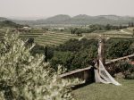In questa foto, due sposi davanti ad un paesaggio verdeggiante nei pressi Abbazia di Rosazzo in Friuli Venezia Giulia