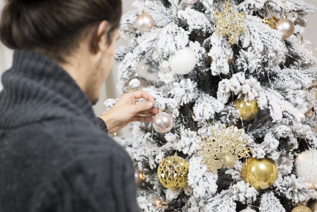 Come decorare l’albero di Natale: la tecnica del “triangolo perfetto”