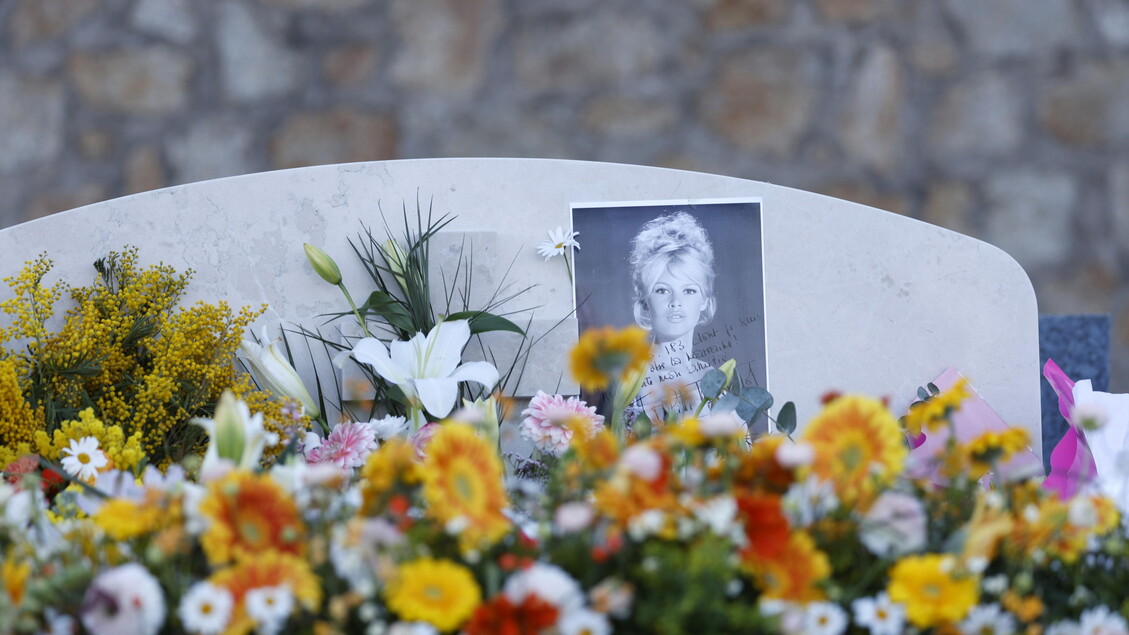 A Saint-Tropez l’addio a Brigitte Bardot sulle note di ‘Djobi, djoba’ 