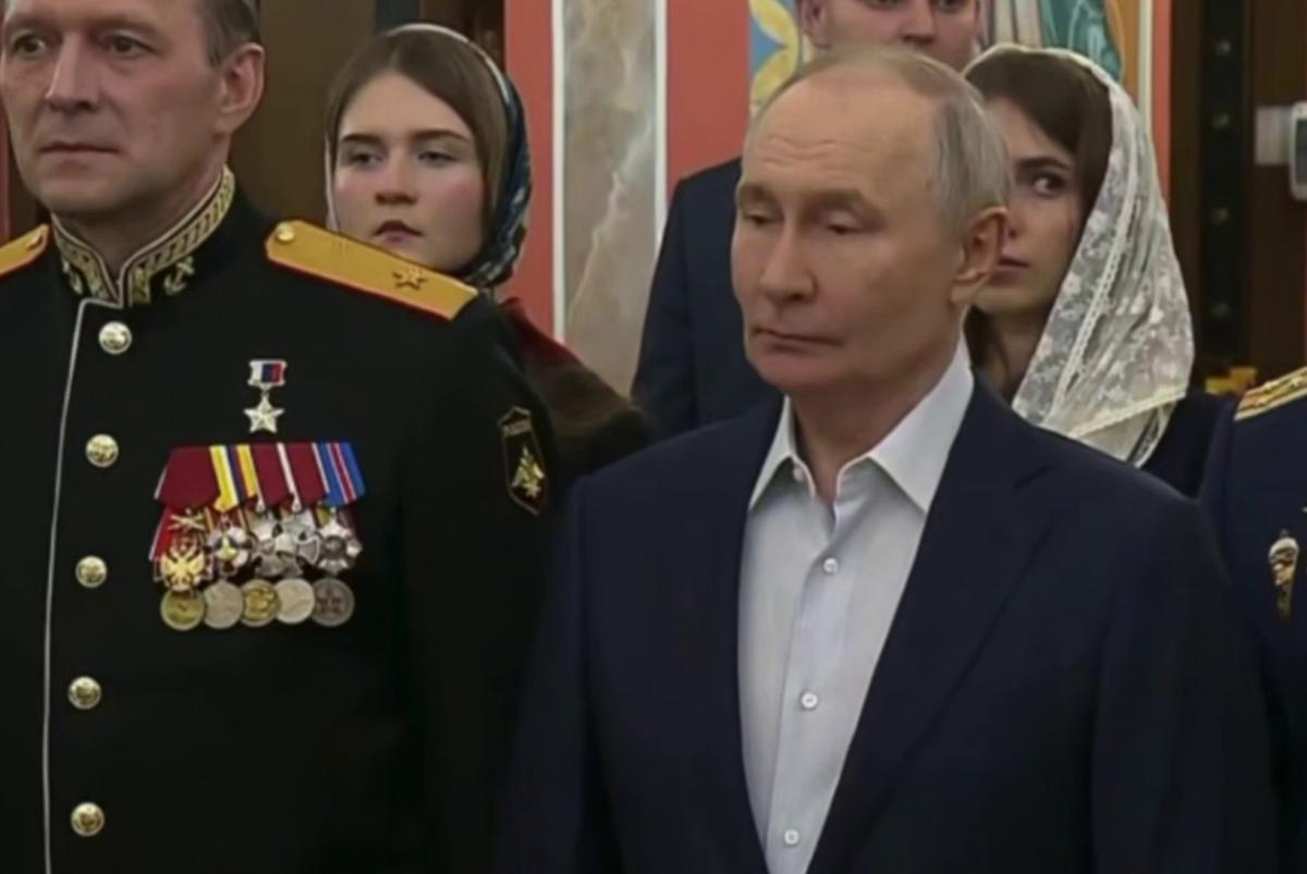 Путин в церкви заявил, что участники войны исполняют “святую миссию Господа”