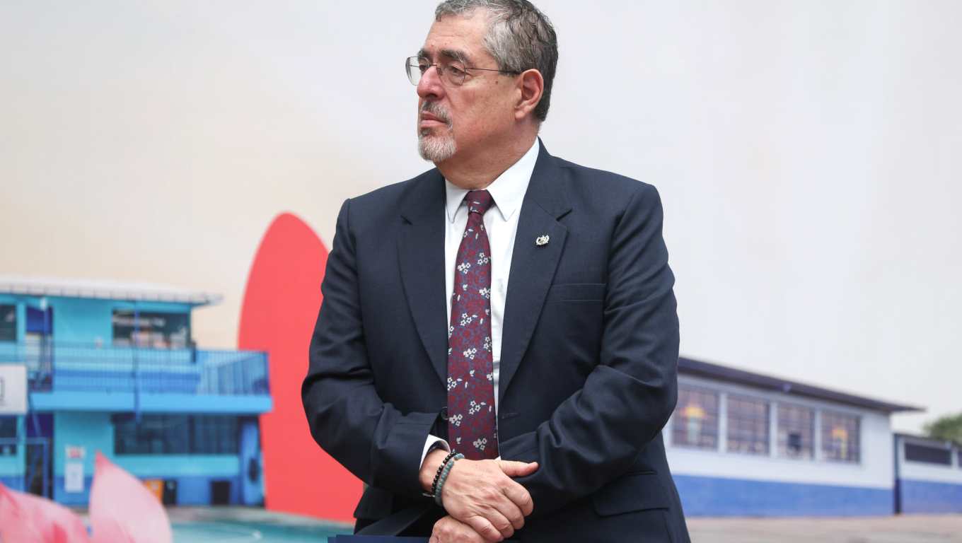 AME9053. CIUDAD DE GUATEMALA (GUATEMALA), 17/12/2025.- El presidente de Guatemala, Bernardo Arévalo de León, participa en una rueda de prensa en el Palacio Nacional de la Cultura este miércoles, en Ciudad de Guatemala (Guatemala). De León afirmó que el Estado no cederá territorio al crimen organizado tras los ataques perpetrados por grupos armados en Nahualá y Santa Catarina Ixtahuacán, en la provincia de Sololá (oeste), entre el jueves y sábado de la semana pasada. EFE/ Mariano Macz