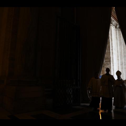 Il Papa chiude la porta santa, termina il Giubileo