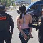Agentes de la PNC trasladan a Silvia N., de 21 años, capturada en la colonia Progreso, zona 11, señalada de robar un celular a un hombre dentro de un hotel. (Foto Prensa Libre: PNC)