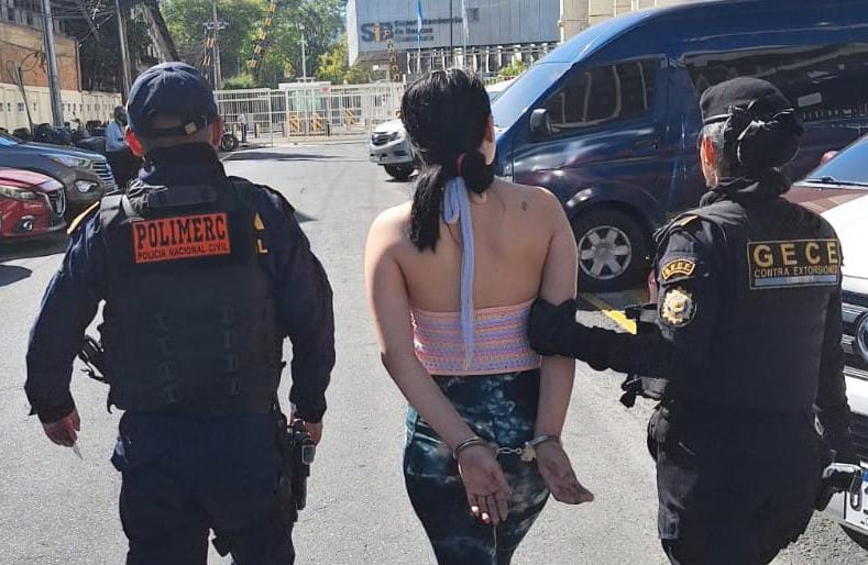 Capturan a mujer acusada de despojar del celular a un hombre tras cita en un hotel de la zona 11