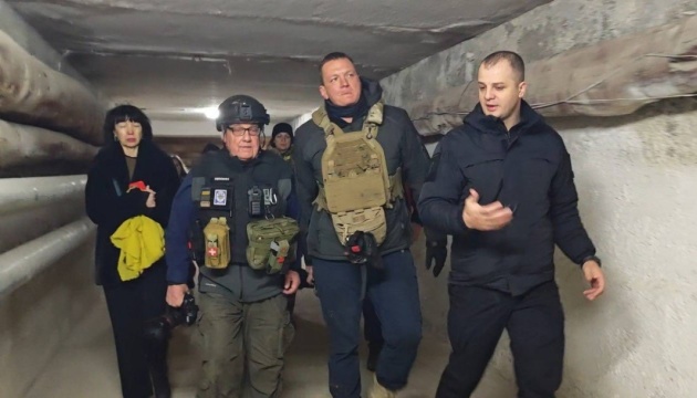 Говард Баффет відвідав Херсон – побував у підземній лікарні та на дитячому святі