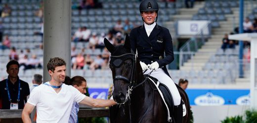 Lisa Müller muss erklären, warum sie ihren Ehemann Thomas Müller nicht nach Kanada begleitet