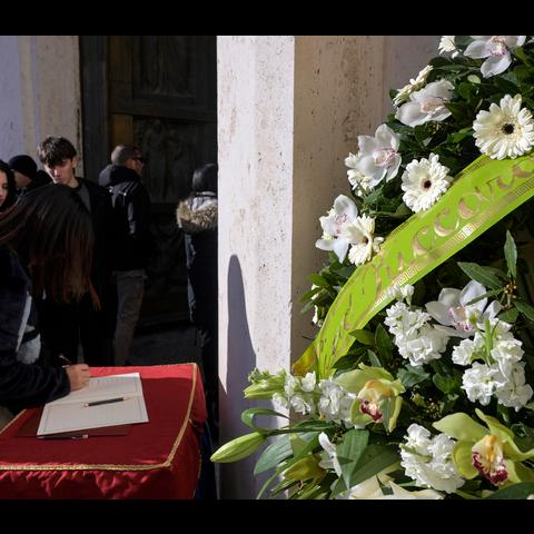 Crans-Montana, arrivato in chiesa a Roma il feretro di Riccardo Minghetti