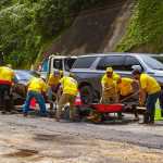 personas trabajando en reparación de carreteras en Guatemala