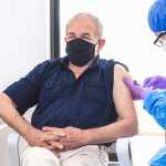 Adultos mayores que reciben la vacuna del coronavirus en un hospital por un médico durante la pandemia. Concepto de campaña de vacunación