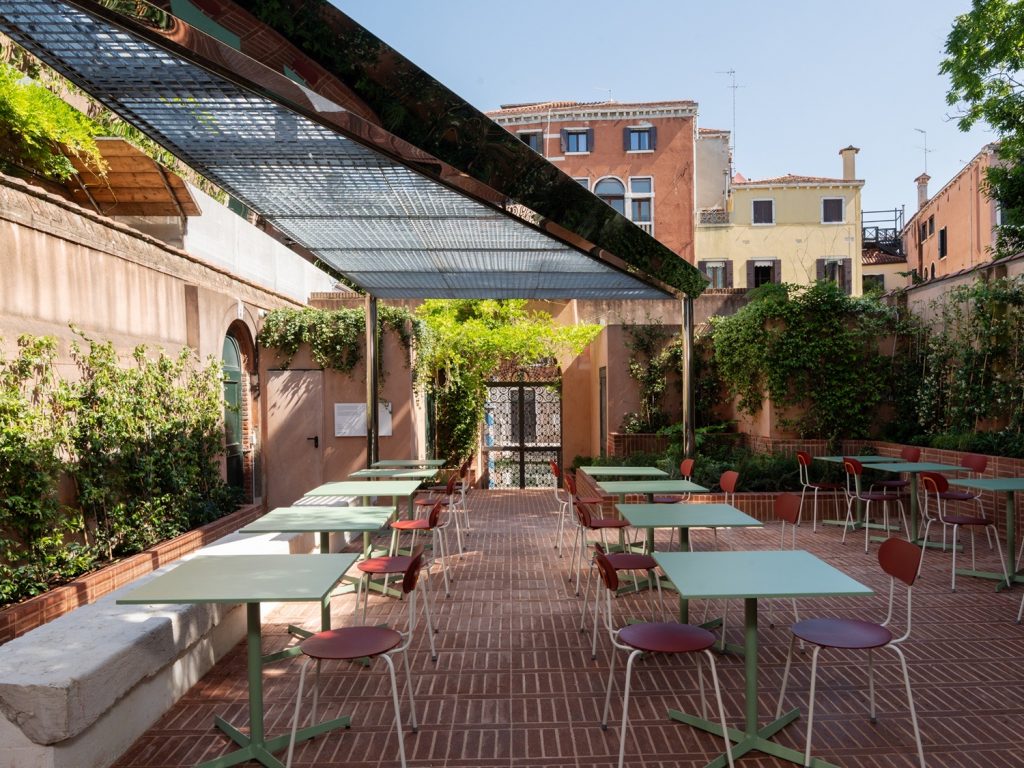 La nuova mostra di Scuola Piccola Zattere è un intreccio di suono, corpo e pratiche collettive