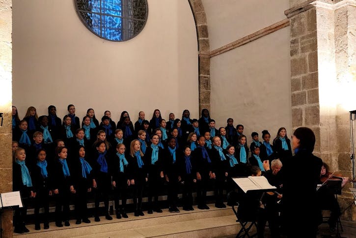 Le temps de Noël se prolonge. Les Enchanteurs chantent la suite chorale Noël Toujours, nouvelle création composée sur mesure pour eux par Louis-Marc Crausaz