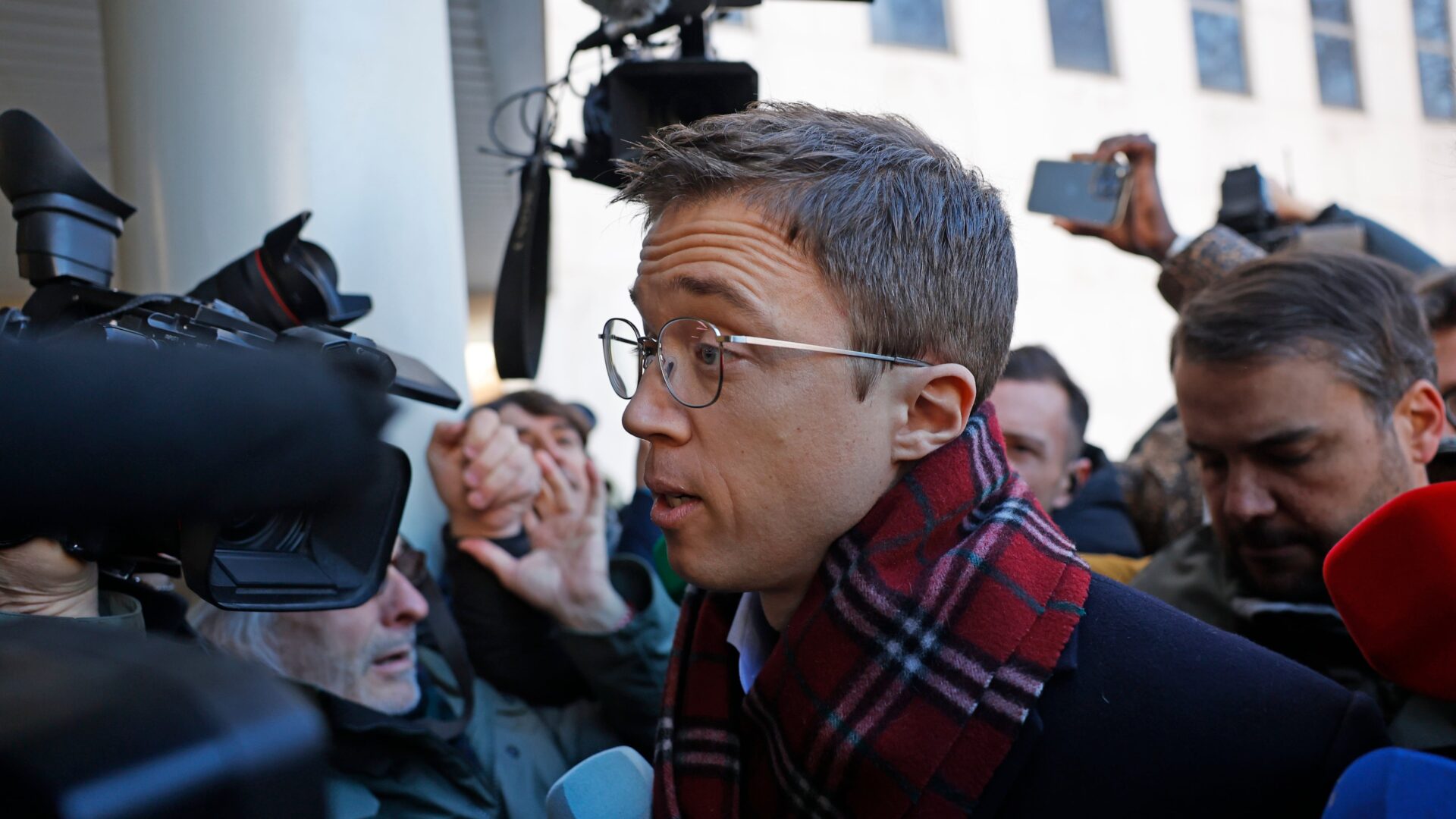 El juez sienta en el banquillo a Errejón por supuesto abuso sexual a la actriz Elisa Mouliaá