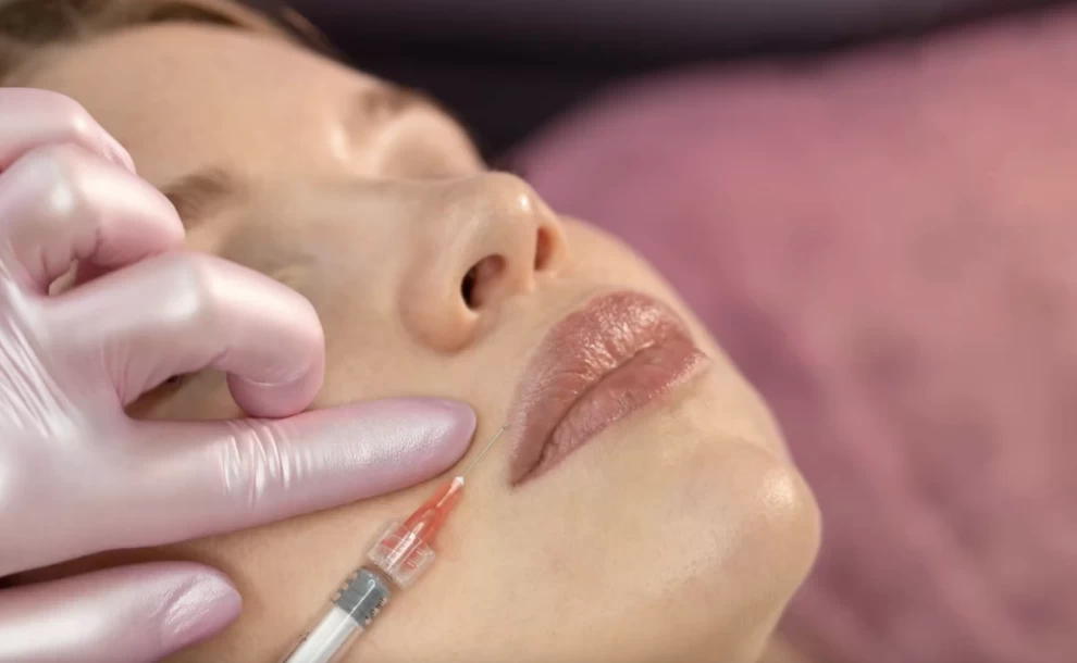 Dimagrire… solo in viso? Il “buccal fat removal” è la nuova mania beauty. Un intervento che promette un ovale del volto più scolpito nella zona guance