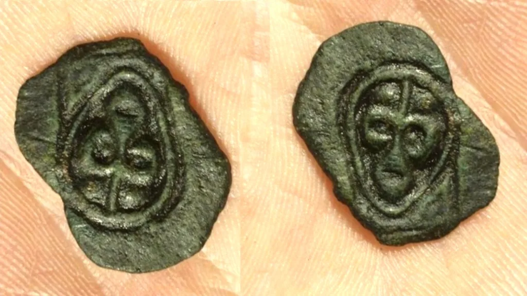 Ruota lo sguardo e compare un volto. Il misterioso oggetto magico antichissimo trovato ora nei campi di York. Quando fu battuto? Che funzione aveva? Perchè contiene immagini che cambiano? Cosa ci insegnano?