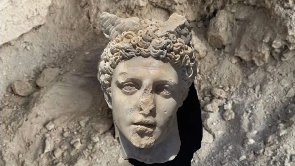 Meravigliosa creatura. Scoprono tra le rovine una testa romana di 1800 anni. Chi è il giovane dio? Perché ha le “corna”? Cosa c’era nel punto del ritrovamento?
