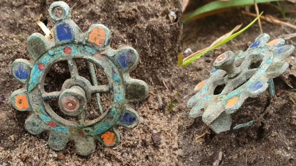 Lucente splendore. Trovata ora. E’ gallo-romana. Di una ragazza? Riemerge dal terreno con una freschezza cromatica straordinaria. Cos’era? Perchè era magica? Poteva servire a interrogare il futuro?