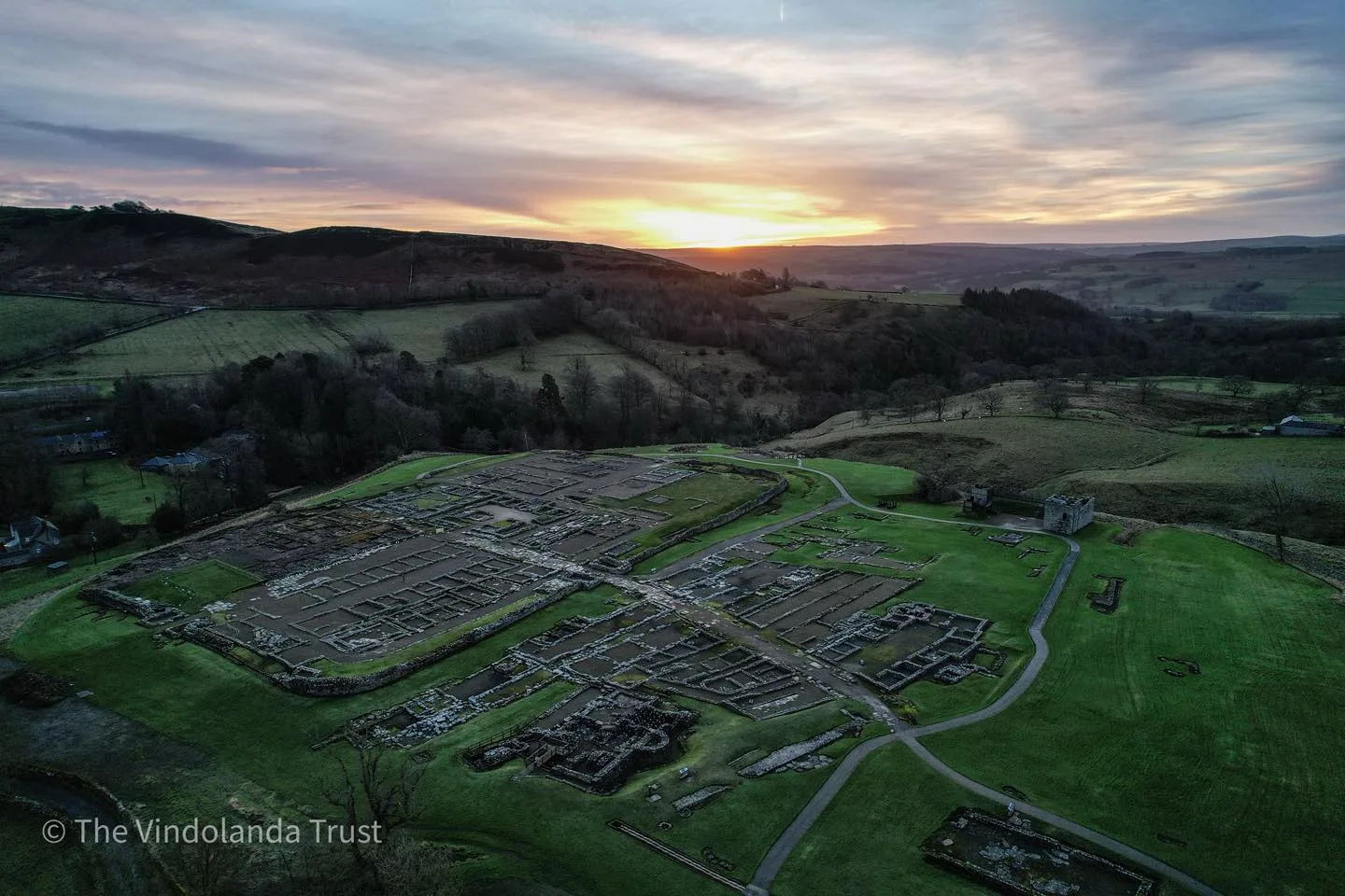 Biglietto di Capodanno di 1.900 anni fa riemerso dal fango: l’augurio romano ritrovato a Vindolanda. Chi era il destinatario? Chi il mittente? Come si è conservato il messaggio augurale originale?
