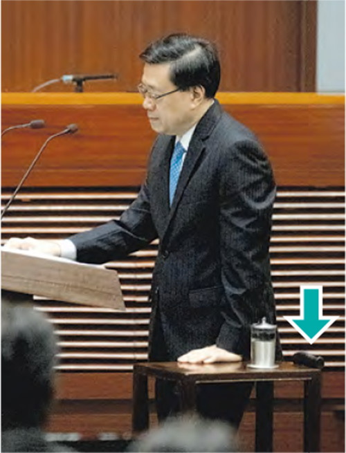 李家超患坐骨神經痛 監誓按茶几借力旁放拐杖