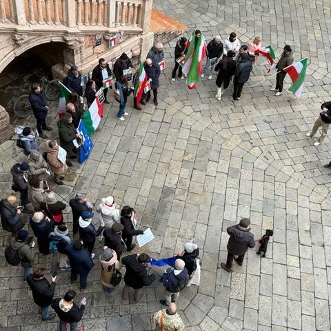 A Verona flash mob per le proteste in Iran, partecipa anche Tommasi