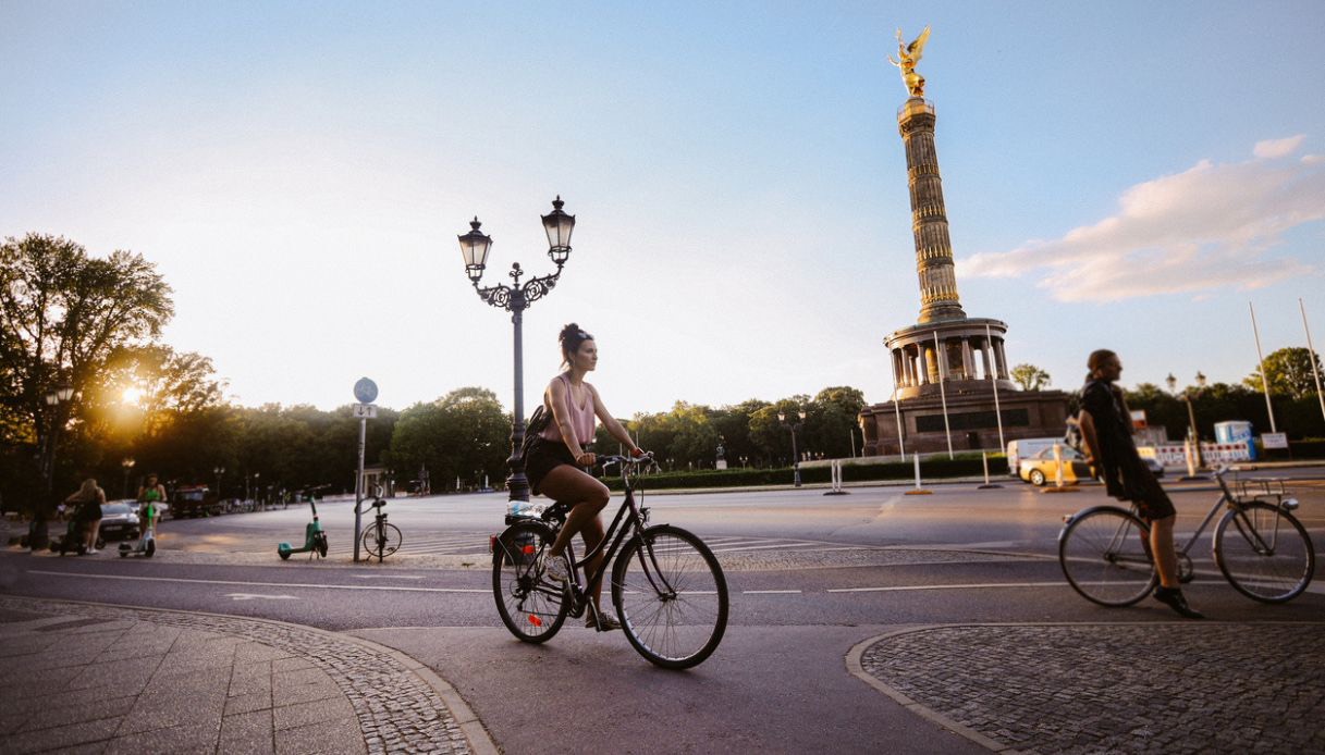 Turisti in bicicletta a Berlino