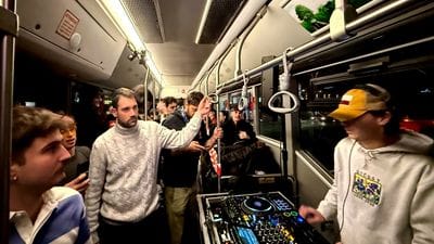 Bus notturno con dj tra le vie di Bergamo: «Così si balla e si socializza» -Video