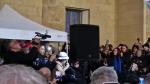 Bari, via Sparano si ferma per la musica: canta Albano e la strada dello shopping si paralizza VIDEO