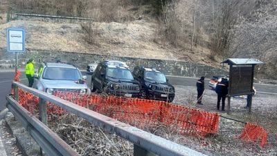 Cadavere trovato in strada a Taleggio: «Sul corpo segni compatibili con un’azione violenta»