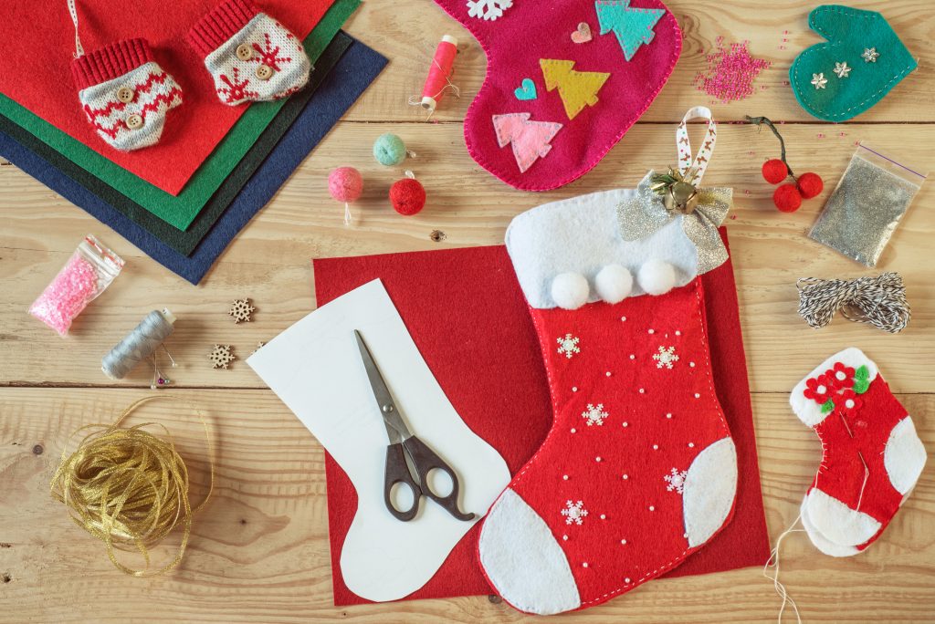 Decorazioni e calze della Befana fai-da-te