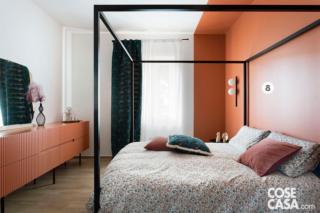 Il letto a baldacchino in ferro verniciato nero è stato realizzato su disegno come la madia color terracotta. L'abitazione è riscaldata da un impianto a pannelli radianti a pavimento di Rehau. Per il raffrescamento estivo è stato invece installato un sistema di Mitsubishi.