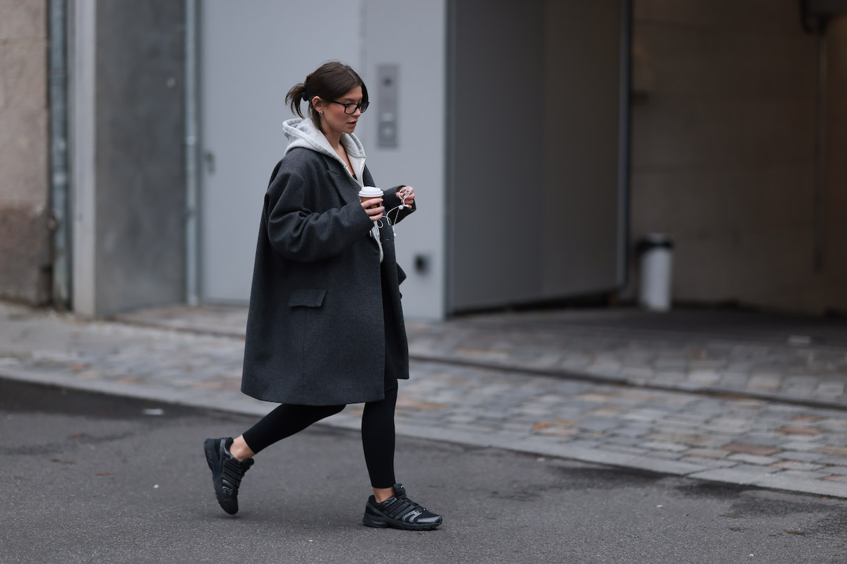 cappotto oversize e gymwear orizzontale
