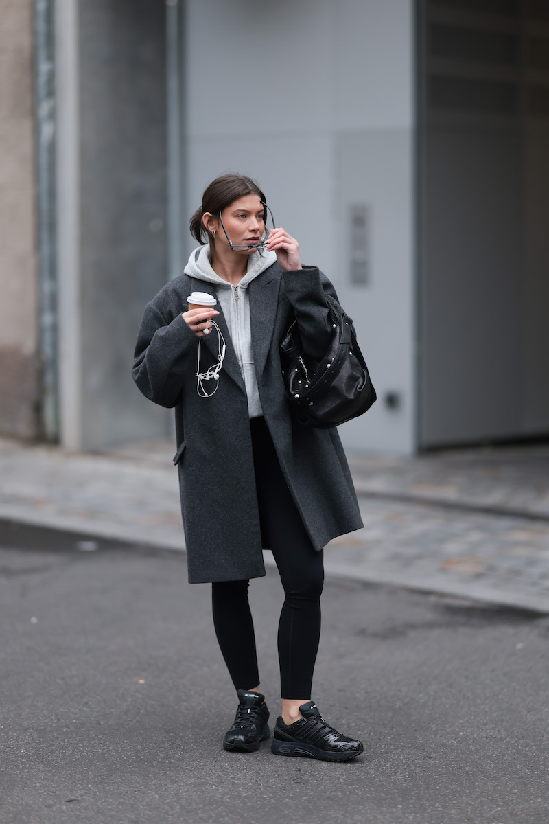 cappotto oversize e gymwear verticale