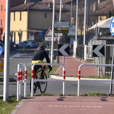 Ciclabile a ostacoli lungo la Briantea a Curno: «Presto dei correttivi»