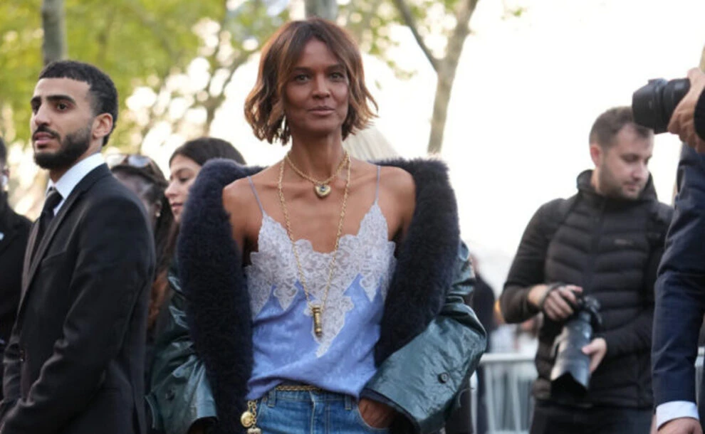 Come domare la pelliccia nera in 5 outfit impeccabili