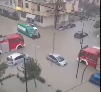 Situatë dramatike pas reshjeve në Durrës, banorët e ish-Kënetës: Na janë përmbytur shtëpitë, mbi 1 metër ujë nëpër banesa
