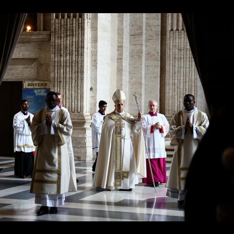 Il Papa, cercare la pace significa proteggere i più fragili