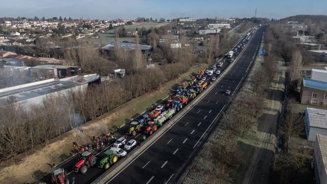 L’autoroute A68 bloquée par les agriculteurs, aux abords de Toulouse, lors de la manifestation du 7 janvier 2026.