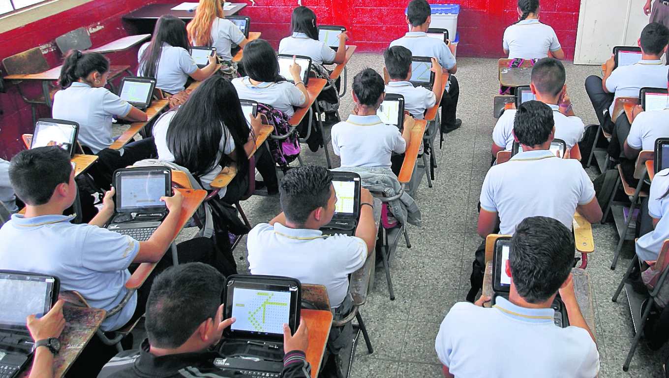Con la intención de propiciar un acercamiento con la tecnología, estudiantes del Instituto Nacional de Diversificado de Santa Catarina Pinula, reciben clases implementando la tecnología de las tabletas electrónicas.Foto: Edwin Bercián