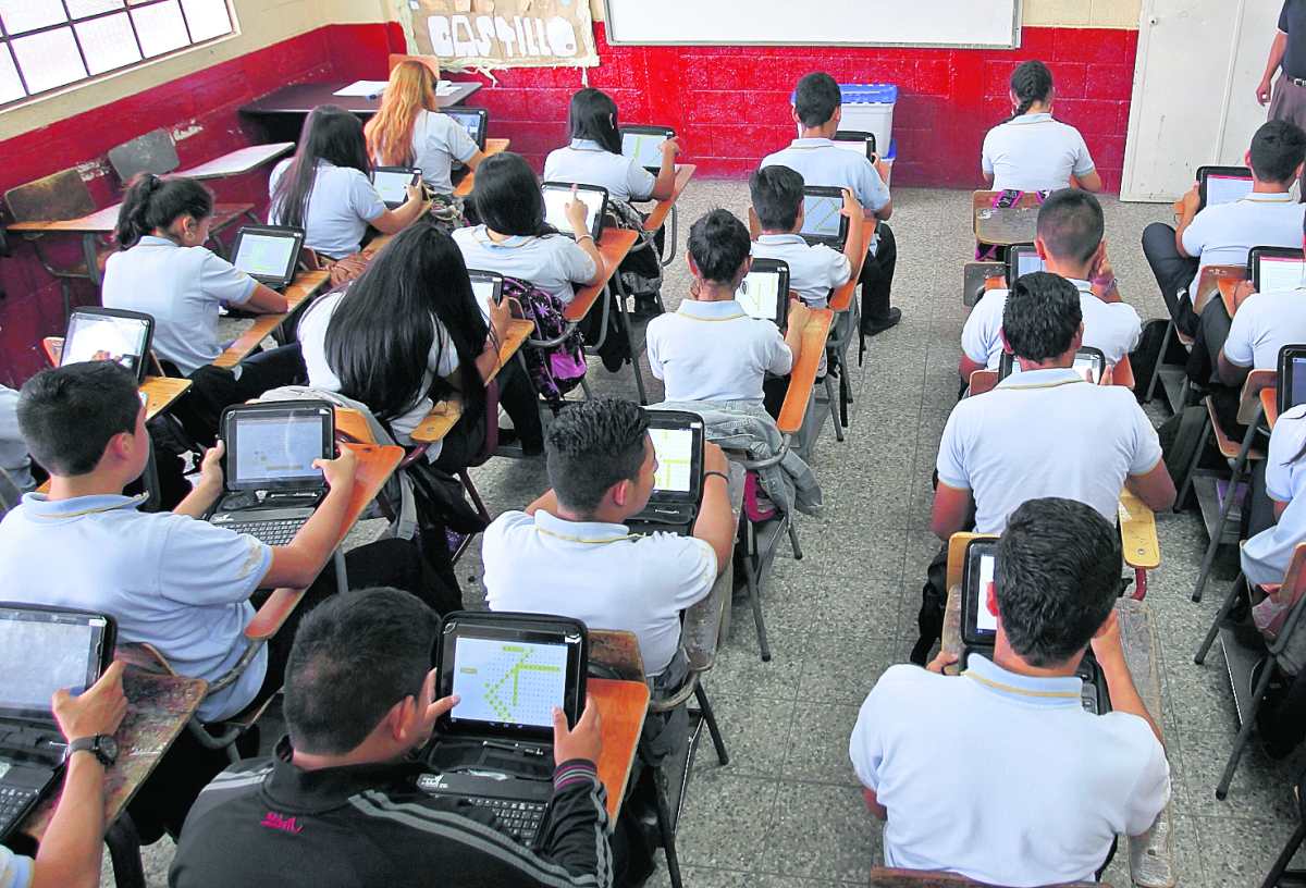 Mineduc sostiene ampliación de cobertura en secundaria, pese a freno presupuestario