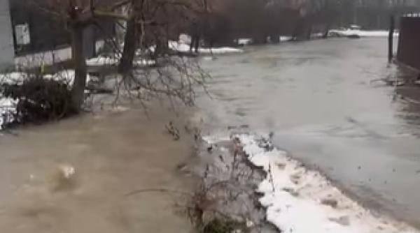 Inundații în Olt: Acumulări de apă în urma ploilor din Slatina. Pompierii intervin cu motopompe