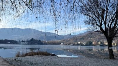 La magia dell’inverno, il lago di Endine torna a ghiacciarsi – Le foto